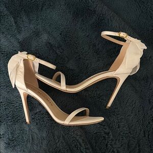 〰️ stuart weitzman white satin heels